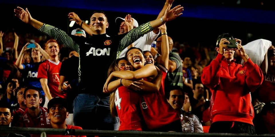 FANS: Det blir mange fans av fotball i Manchester i Storbritannia i helga. Da møter hjemmelaget Liverpool. Her feirer fans av Manchester United etter en skåring mot Liverpool under en kamp i 2014.