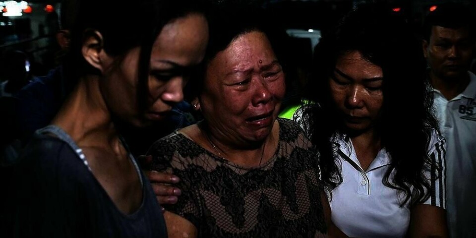 SØRGER: Familiemedlemmer sørger over sine kjære, som ble drept i bombeangrepet i Bangkok mandag.