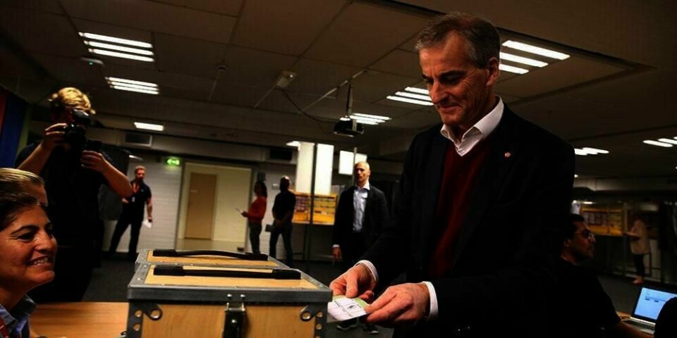 STEMMER: Arbeiderpartiets leder Jonas Gahr Støre stemte selv i Oslo søndag. Han ber folk om ikke å sitte hjemme, men å bruke stemmeretten sin. Valg har blitt avgjort med 200 stemmers skille før.