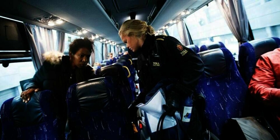 ASYL: En kvinne fra Eritrea kommer med buss fra Malmö i Sverige til Norge. Hun snakker med norsk politi som skal ta henne med for registering. Statsminister Erna Solberg sier hun tror Norge må bosette 15.000 flyktninger i år.