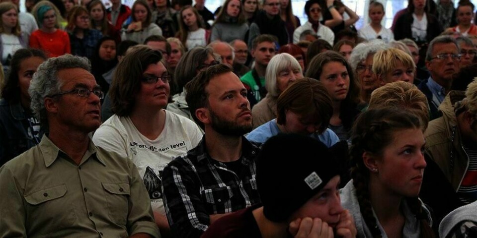 KAMP:  Nordic Mining har laget et eget selskap som skal starte en gruve i Naustdal i Sogn og Fjordane. Mange liker ikke planene. Selskapet vil dumpe gruveavfall i Førdefjorden. Bildet er fra Natur & Ungdom sin leir i bygda Vevring. Her kom også partiledere for å snakke om gruva. På bildet er Rasmus Hansson fra Miljøpartiet De Grønne og Audun Lysbakken fra Sosialistisk Venstreparti.