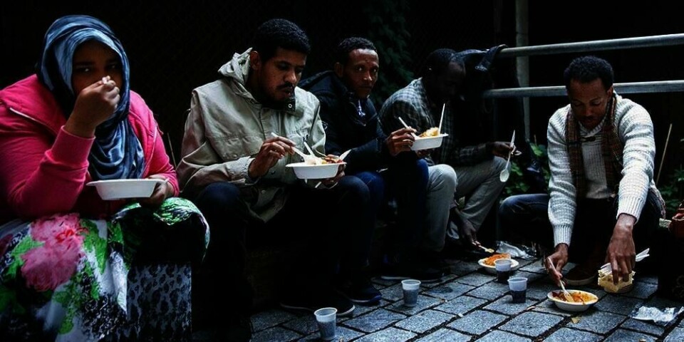 HJELP: Folk i Norge har gitt 30 millioner kroner for å hjelpe flyktningene. Organisasjonen Røde Kors skal lage steder å sove mens asylsøkerne venter på å registrere seg. Disse asylsøkerne fikk mat av frivillige i Oslo.