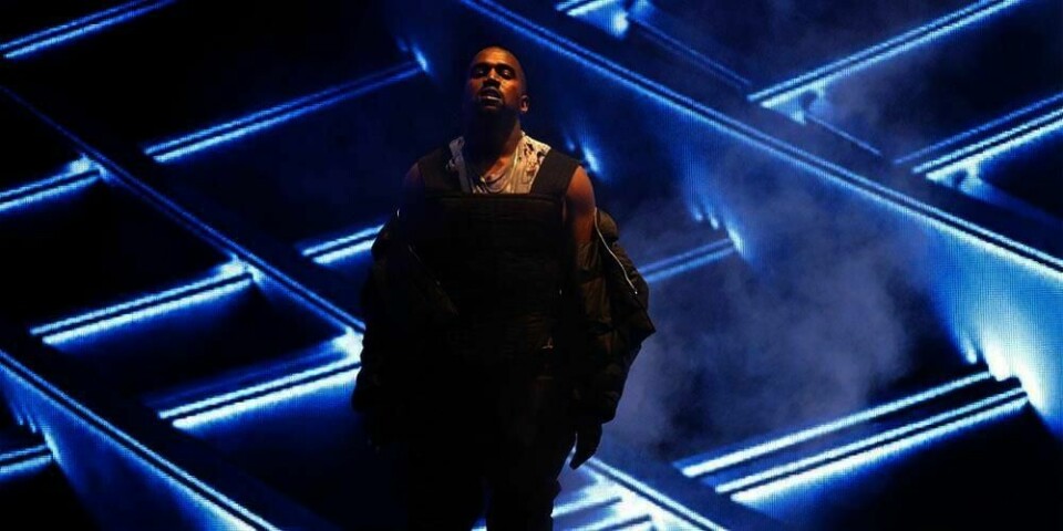 IRRITERT: Artisten Kanye West er irritert på et amerikansk TV-selskap. Han sang nylig på showet Billboard Music Awards. Store deler av tekstene ble sensurert bort da de ble sendt på TV.