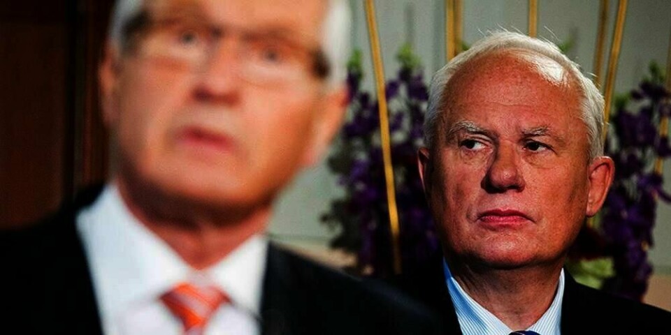 BOK: Geir Lundestad (til høyre) har skrevet bok om sin tid i Nobel-instituttet. Boka inneholder mye negativt om tidligere leder for Nobel-komiteen, Thorbjørn Jagland (foran).