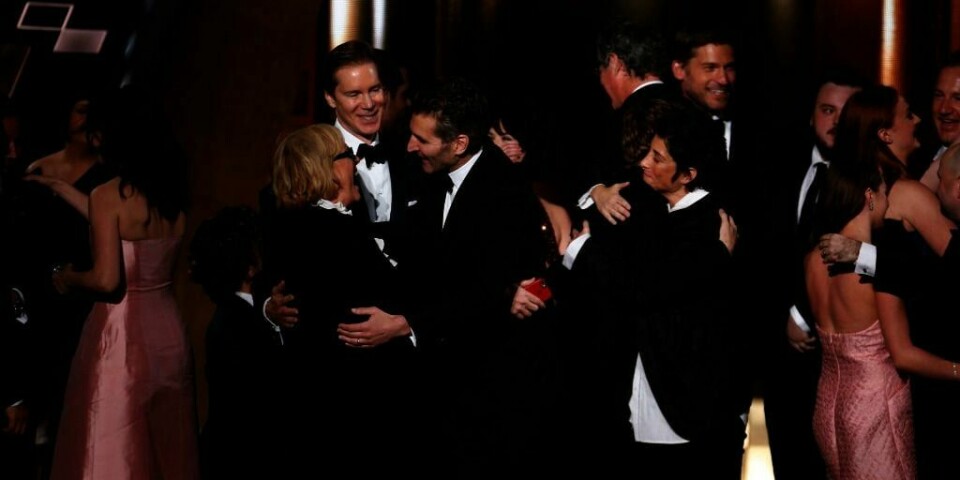 Vinnere: Skuespillerne i «Game of Thrones» gratulerer hverandre. De har vunnet Emmy-prisen for «beste dramaserie».