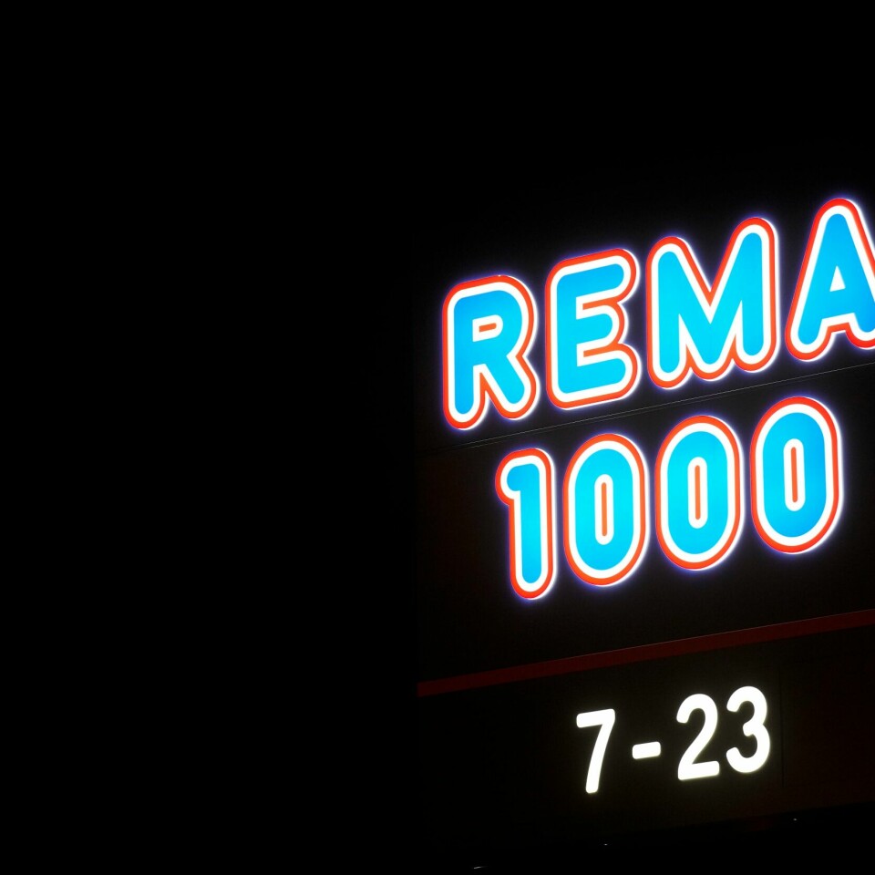 MANGEL: Det er mangel på solsikkeolje. Rema 1000 vurderer å bruke palmeolje i noen produkter midlertidig. Bildet viser Rema 1000 sin logo. Det er mangel på solsikkeolje. Rema 1000 vurderer å bruke palmeolje i noen produkter midlertidig.