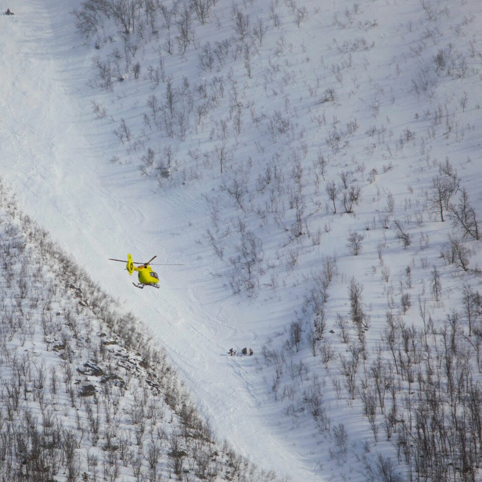 SKRED: De siste ukene har det vært mange skred i Norge. Det er advart om at det er fare for skred også de neste dagene. Bildet er av et ambulansehelikopter som flyr over et fjellområde der det har gått et skred. Det er folk på bakken etter at fire personer ble hentet ut fra skredet. Foto: Maja Meyer / Forsvaret / NTB