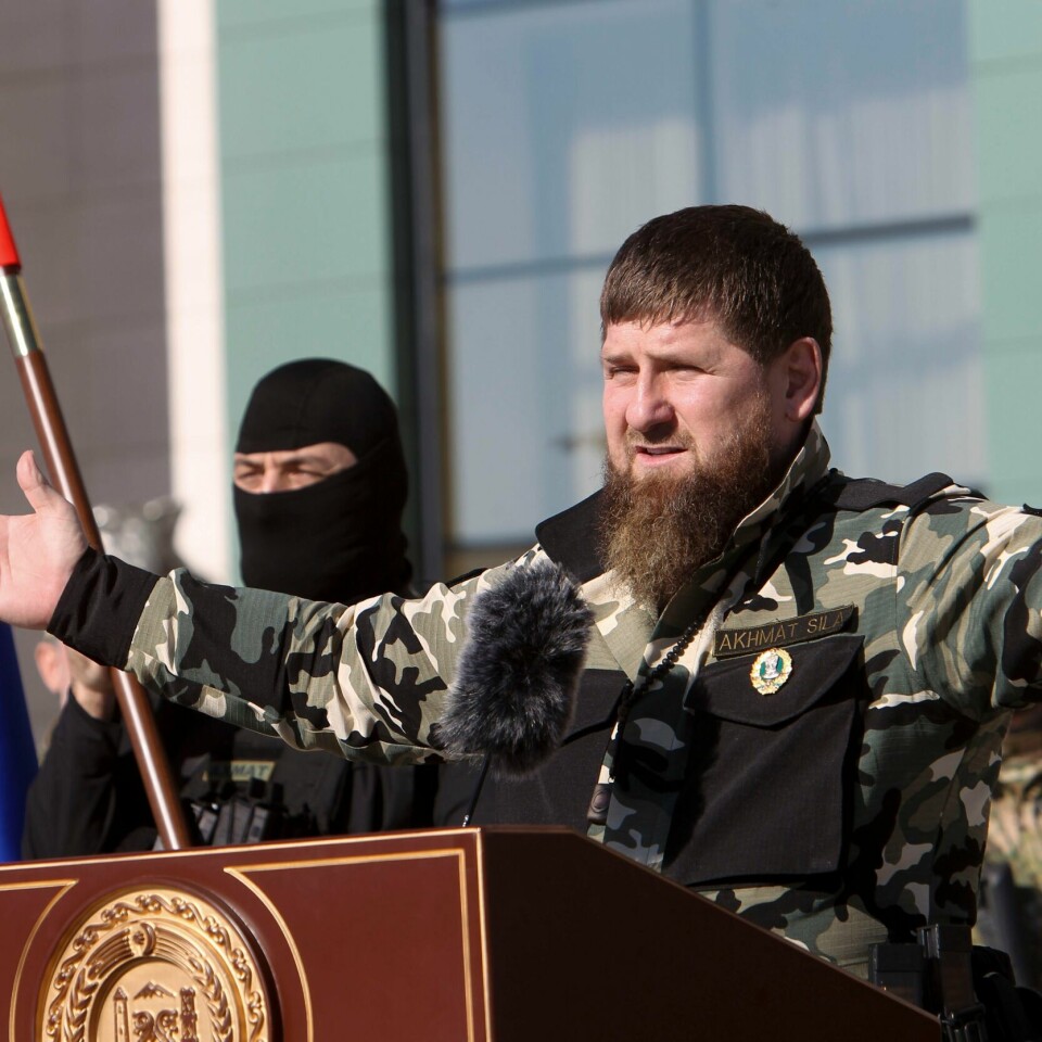 LEDER: Ramzan Kadyrov leder Tsjetsjenia. Han støtter Russland i krigen i Ukraina. Bildet viser Ramzan Kadyrov som snakker.