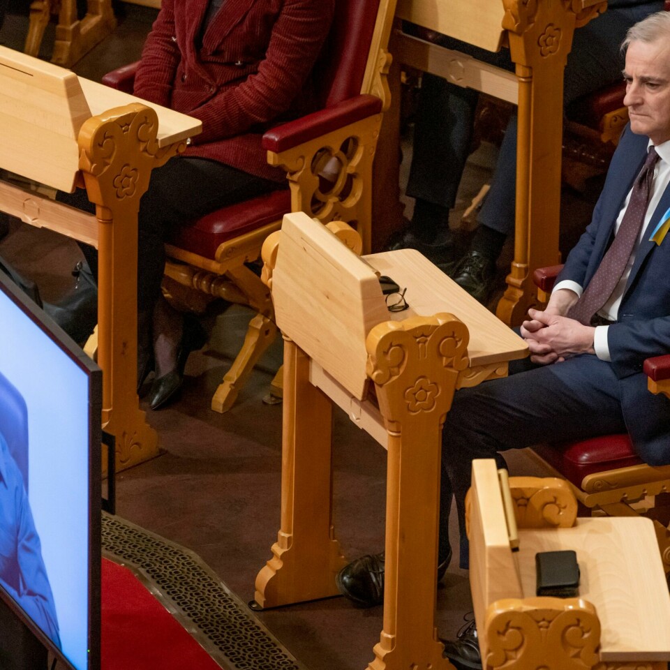 TALTE: Ukrainas president Volodymyr Zelenskyj talte til Stortinget i mars. Her lytter statsminister Jonas Gahr Støre. Bildet viser statsminister Jonas Gahr Støre fotografert da Ukrainas president Volodymyr Zelenskyj talte til det norske Stortinget i slutten av mars. Foto: Torstein Bøe / NTB