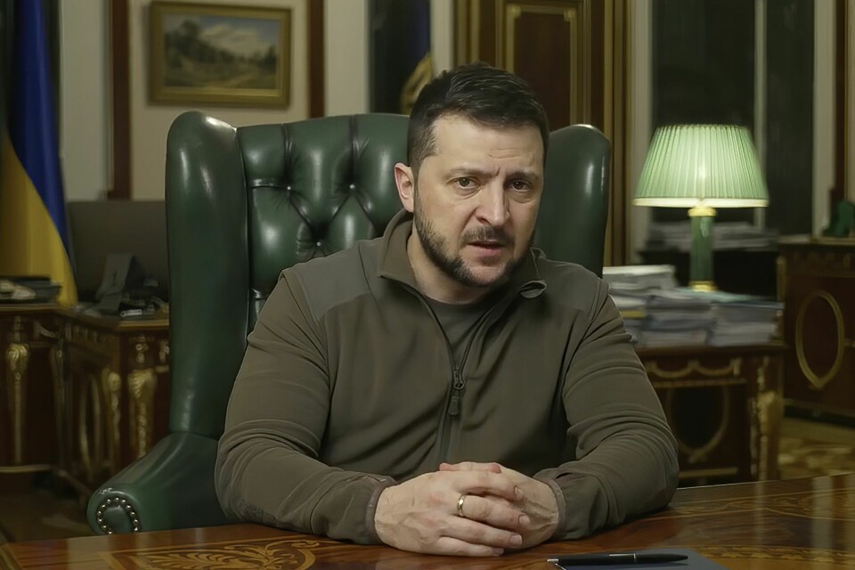 KRIG: Ukrainas president Volodymyr Zelenskyj sier landet trenger mer hjelp for å ta kontroll over havnebyen Mariupol. Ukrainas president Volodymyr Zelenskyj sier landet trenger mer hjelp til å befri den beleirede havnebyen Mariupol, som er strategisk viktig i krigen med Russland. Foto: AP / NTB