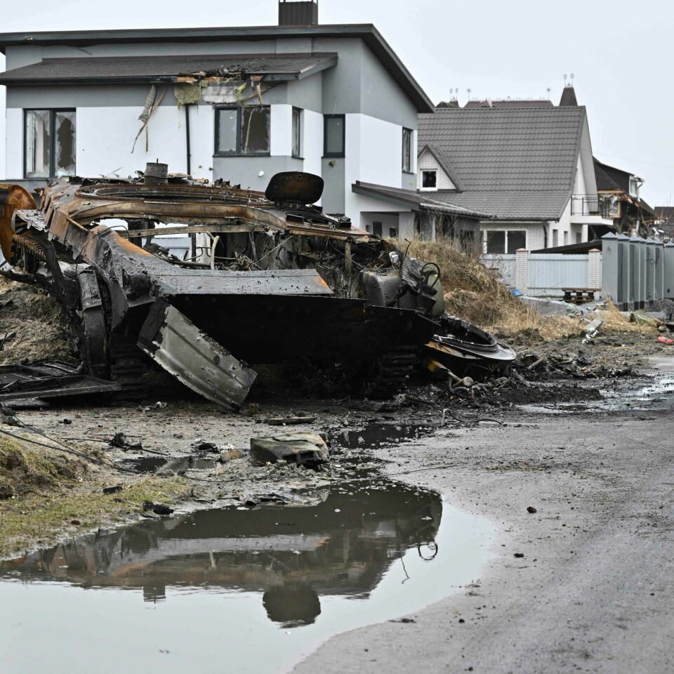 BRENT: Det skal ha blitt drept mange russiske soldater i byen Dmytrivka. Det skal ha skjedd 30. mars. Bildet er av en russisk panservogn som har fraktet soldater. Bildet er fra 2. april. Bildet er av en ødelagt og utbrent panservogn til å frakte soldater. Den er mellom en rekke boliger. Foto: Genya Savilov / AFP / NTB
