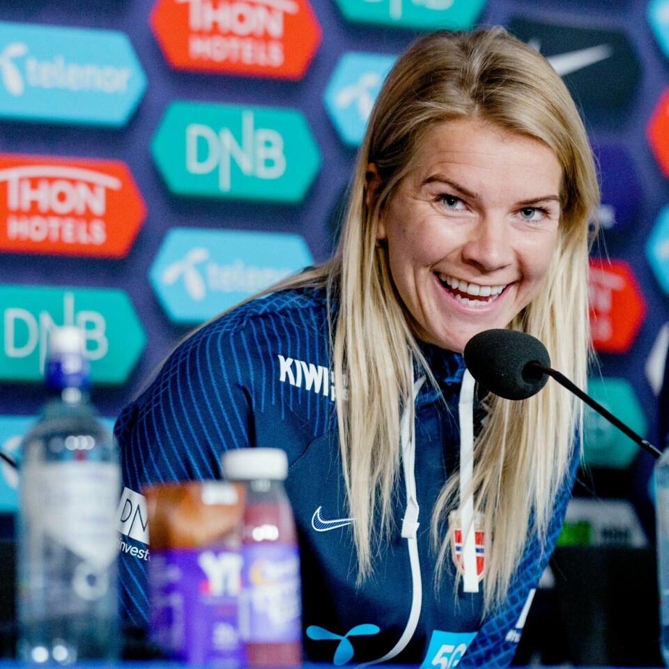 TILBAKE: Ada Hegerberg er tilbake på landslaget etter drøyt fire og et halvt år. Ada Hegerberg er tilbake på landslaget etter drøyt fire og et halvt år. Hun var sedvanlig kvikk i replikken under mandagens pressekonferanse. Foto: Stian Lysberg Solum / NTB