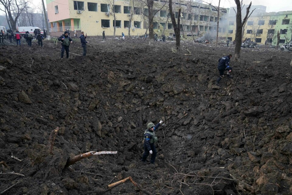 ANGREP: Byen Mariupol er hardt skadd av angrep. Russland vil ta full kontroll over byen, sier Ukraina. Bildet er tatt tidlig i mars. Bildet viser ukrainske soldater og hjelpearbeidere som står utenfor et fødehjem som har blitt skadd i et av angrepene mot Mariupol. Bildet er tatt 9. mars. Foto: Jevgenij Maloletka / AP / NTB