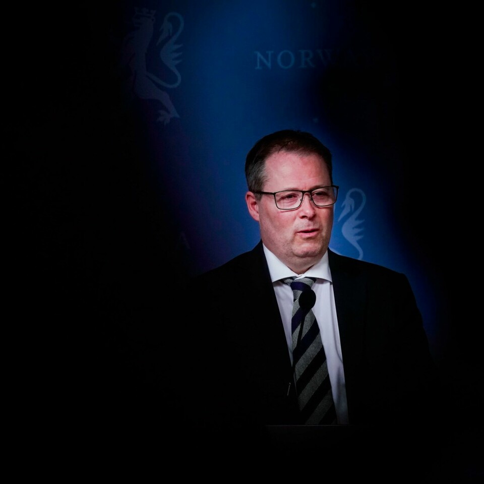 Oslo 20220412. Forsvarsminister Bjørn Arild Gram under en pressekonferanse hos statsministeren.Foto: Lise Åserud / NTB Bildet er av forsvarsminister Bjørn Arild Gram. Han har på dress, og står foran en blå vegg. Han er omgitt av skygger fra andre personer som står rundt kameraet. Foto: Lise Åserud / NTB