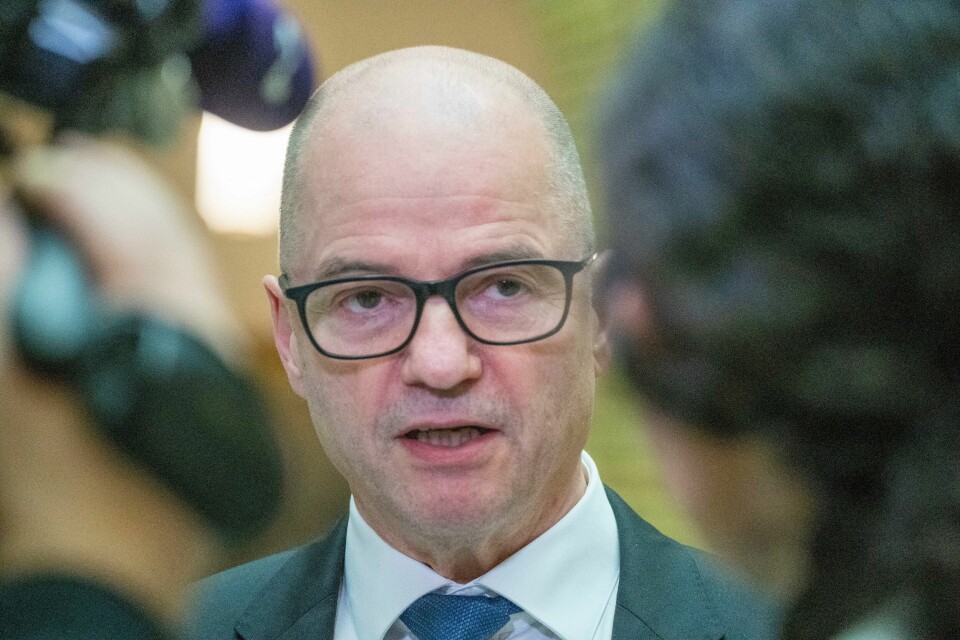 SLUTTER: Forsvarsminister Odd Roger Enoksen slutter. Årsaken er et forhold han har hatt til en ung kvinne.Foto: Terje Pedersen / NTB Forsvarsminister Odd Roger Enoksen sier det kan bli aktuelt å sende flere norske våpen til Ukraina.Foto: Terje Pedersen / NTB