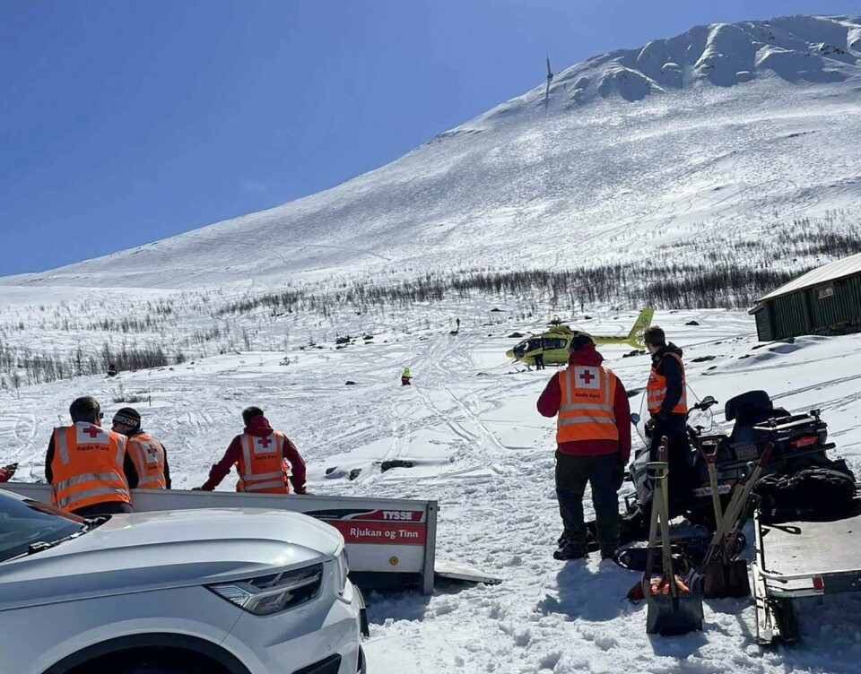 REDNING: Røde Kors Hjelpekorps har hatt mer enn 6.000 frivillige på jobb gjennom påsken. Hjelpemannskaper i aksjon ved Gaustatoppen der det gikk et større skred lørdag ettermiddag. Foto: Telemark Røde Kors Hjelpekorps / NTB