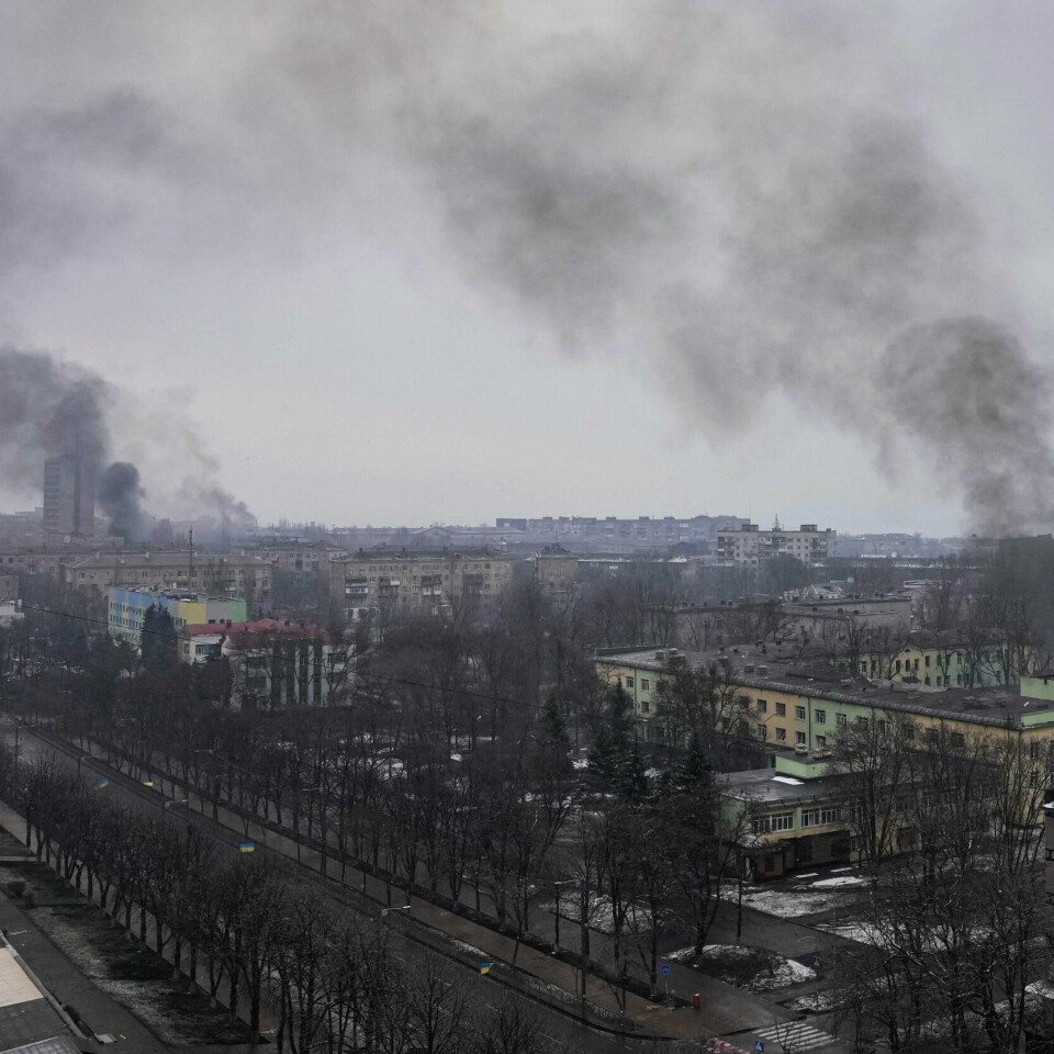 ØDELAGT: Byen Mariupol er ødelagt av krig. Røyk stiger opp over Mariupol etter et artilleriangrep i begynnelsen av mars. Illustrasjonsfoto: Jevgenij Maloletka / AP / NTB