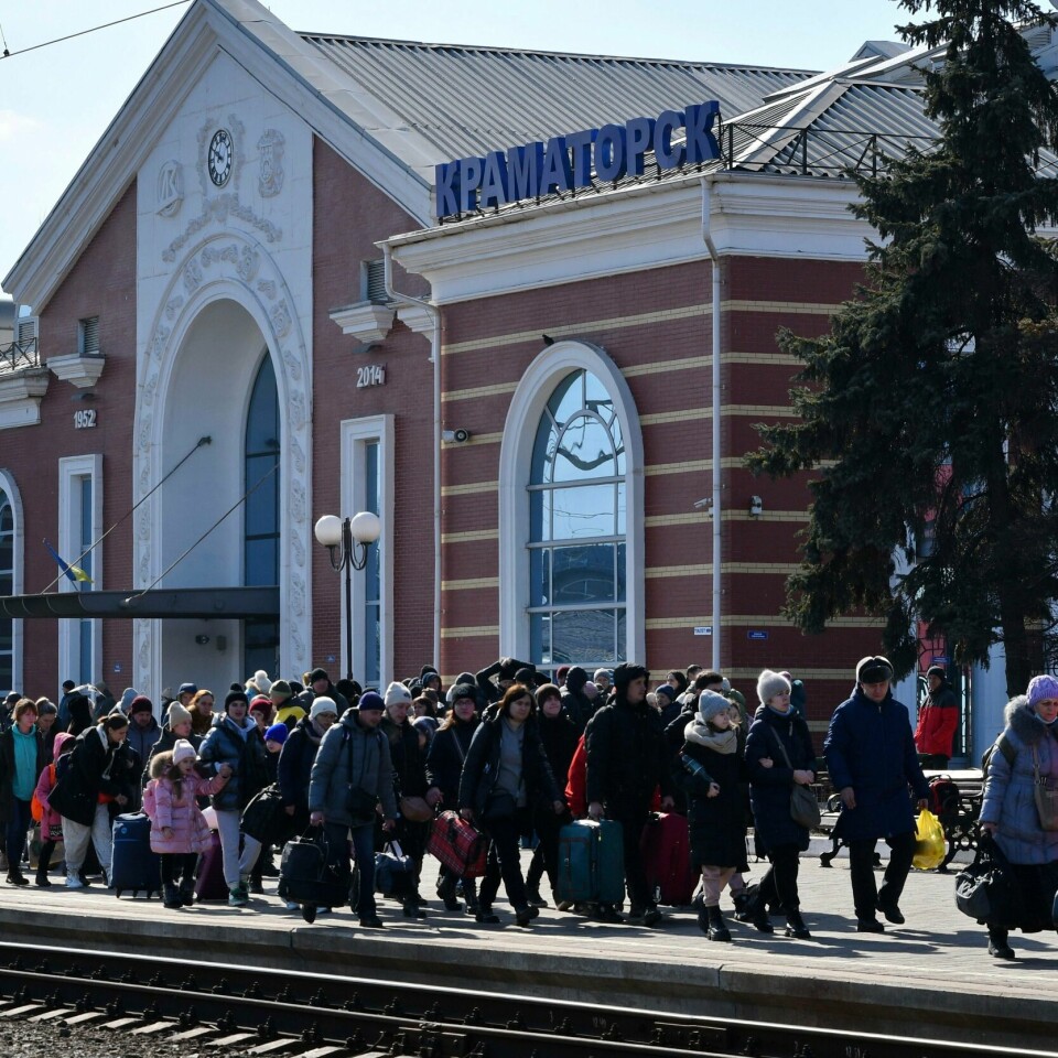 FLUKT: Folk venter på toget i Kramatorsk, bildet er tatt 13. mars. Togstasjonen i Kramatorsk fotografert 13. mars. Folkene på bildet forsøker å komme seg med et tog til den vestlige delen av landet. Foto: Andrij Andrijenko / AP / NTB