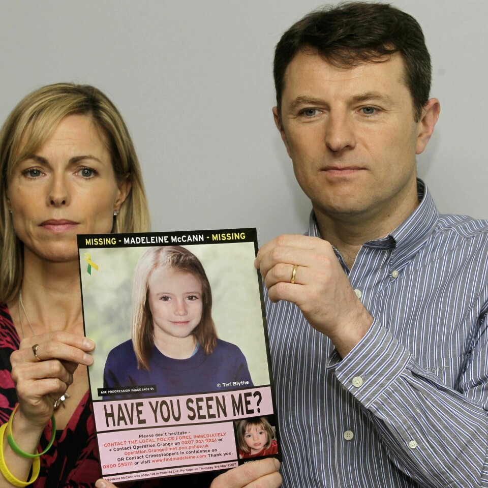 BORTE: Kate og Gerry McCann holder opp et bilde av slik Madeleine kunne sett ut i 2012. Hun forsvant i 2007 i Portugal. En mann er nå offisielt mistenkt i saken. (AP Photo/Sang Tan, File) Bildet viser foreldrene til forsvunne Madeleine McCann. De holder opp et bilde av datteren som forsvant i 2007.
