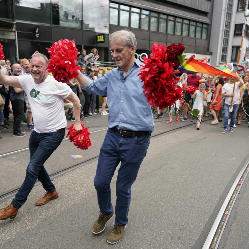 PRIDE: Hvert år feires skeiv kjærlighet. Her er Jonas Gahr Støre i Pride-paraden i 2019. Ved siden av er byrådsleder Raymond Johansen. Støre og regjeringen beklager at homofile ble straffet av norske myndigheter. For 50 år siden var homofili forbudt. Bildet viser Jonas Gahr Støre og Raymond Johansen i Pride-parade.