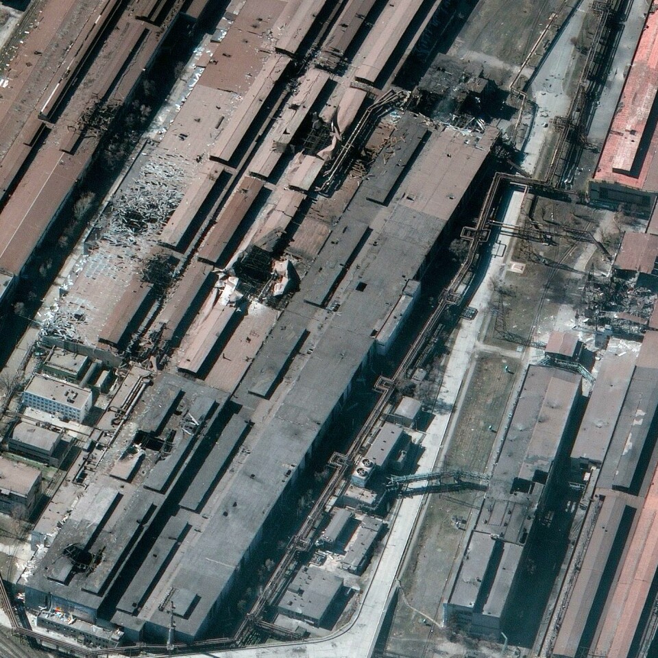 DROPPER: Russiske styrker dropper å storme det store Azovstal-stålverket. Det ligger i utkanten av Mariupol. Bildet viser det store Azovstal-stålverket. Foto: Maxar Technologies / AP / NTB