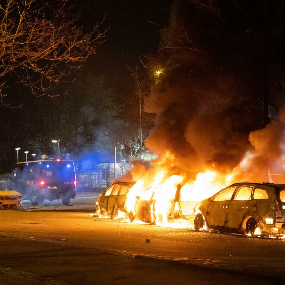 PROTEST: Folk demonstrerer mot at en dansk høyre-ekstremist brenner Koranen i Sverige. Flere fra politiet er skadd, mens biler og bygg er tent på. Bildet er fra byen Malmö. Flere politipatruljer rykket søndag kveld ut til Ramels väg i bydelen Rosengård i Malmö for å håndtere nye opptøyer. Foto: Johan Nilsson / TT / NTB