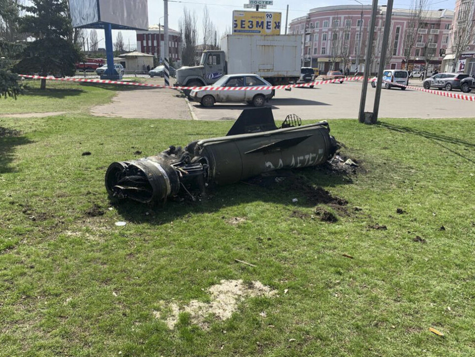 RAKETT: Dette skal være en av rakettene som traff togstasjonen i Kramatorsk. På raketten er det noen som har skrevet 'For våre barn'. En stor rakett ligger midt på en gressplen.