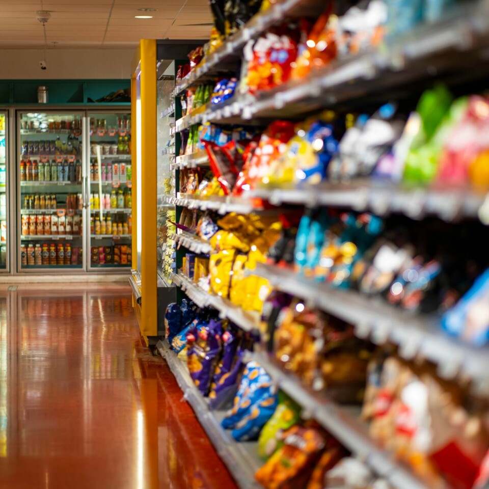 PRISER: Butikkene sier at de er nødt til å sette opp prisene. Både på grunn av høyere priser på varer og dyrere strøm. Men ikke alle kunder tror på dette. Bildet viser dagligvarer i mathyller. Butikkene sier at de er nødt til å sette opp prisene. Både på grunn av høyere priser på varer og dyrere strøm. Men ikke alle kunder tror på dette.