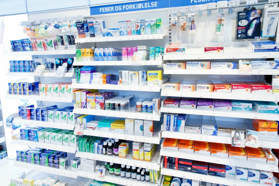 ØKT: Bruken av smertestillende legemidler har økt i Norge de siste ti årene. Bilde av produkthyller på et apotek. Bruken av smertestillende legemidler har økt i Norge de siste ti årene.