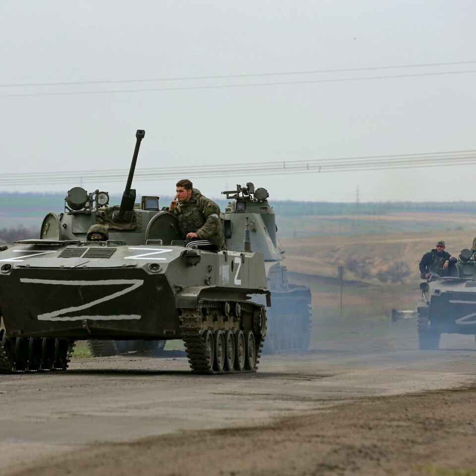 RUSSLAND: Her er russiske soldater på vei mot Mariupol. De har angrepet byen i mange uker. Bildet viser russiske stridsvogner som er på vei mot Mariupol. En kommandør for de ukrainske styrkene i byen sier de kanskje er inne i sine siste timer. Foto: Aleksej Aleksandrov / AP / NTB