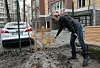Bildet viser en kvinne som ser på graven til en mor og sønn som er gravlagt på en lekeplass i byen Irpin utenfor Ukrainas hovedstad Kyiv 1. april. Foto: Efrem Lukatsky / AP / NTB