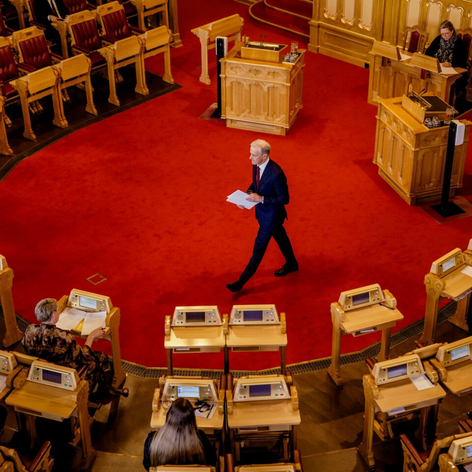 STORTINGET: Støre var i Stortinget for å si hva han og regjeringen gjør med krigen i Ukraina. Bildet er av statsminister Jonas Gahr Støre som går på tvers av stortingssalen. Det er rødt teppe. Stortingsrepresentantene sitter på benker i en hesteskoform.Foto: Stian Lysberg Solum / NTB