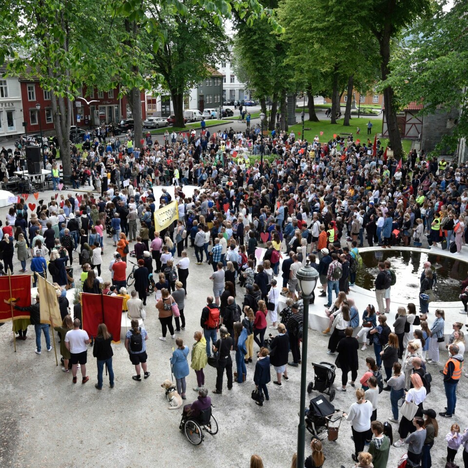 OPPHOLD: Familien Abbasi fikk stor støtte sommeren 2019. Da ble familien forsøkt tvangsutsendt. Nå har alle fått opphold. Bildet viser folk som demonstrerer for familien Abbasi. Familien Abbasi fikk stor støtte sommeren 2019. Da ble familien forsøkt tvangsutsendt. Nå har alle fått opphold.
