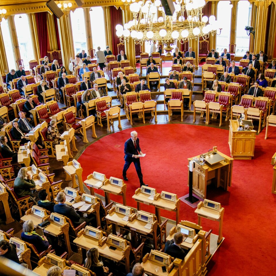 REGLER: De som jobber på Stortinget har en del økonomiske goder. Et utvalg skal se på de og vurdere hvilke som må endres. Stortingspartiene stiller seg bak regjeringens krisepakke i kjølvannet av Ukraina-krigen. Forslaget gikk gjennom uten store endringer, men SV fikk flertallet med seg på å inkludere tiltak rettet mot kvinner og barn. Foto: Stian Lysberg Solum / NTB