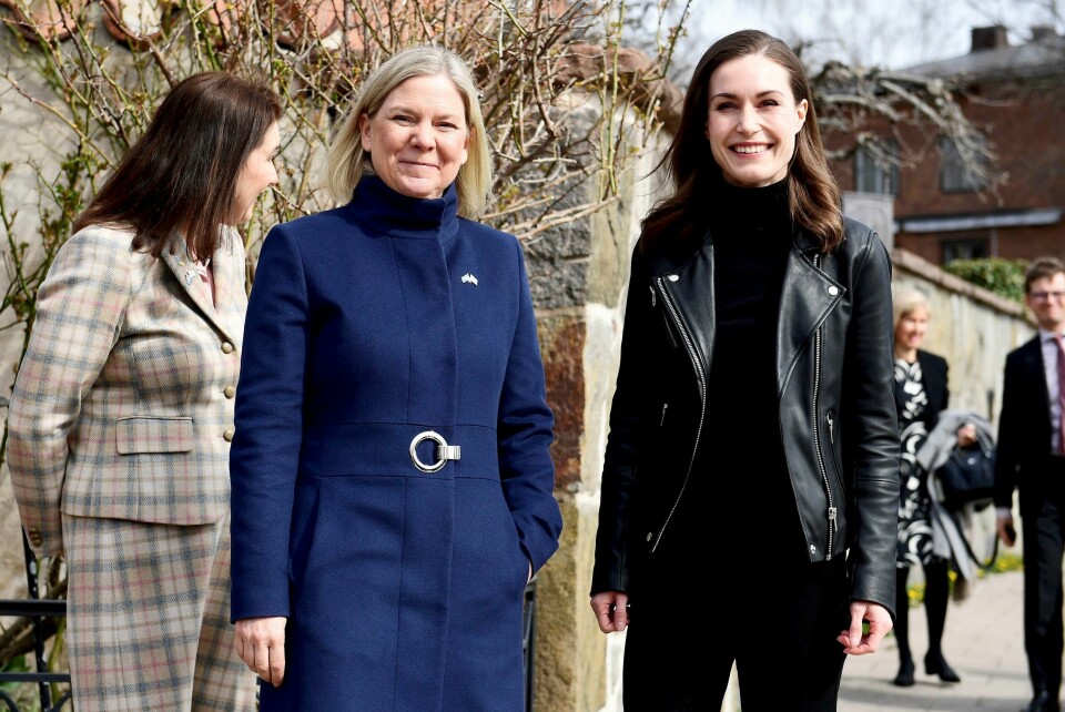 SAMMEN: Sveriges statsminister Magdalena Andersson (blå kåpe) og Finlands statsminister Sanna Marin (svart skinnjakke) kan sende inn en felles Nato-søknad. Den kan komme allerede i mai. Foto: Paul Wennerholm/TT via AP/NTB Sveriges statsminister Magdalena Andersson og Finlands statsminister Sanna Marin møttes i Stockholm for å diskutere hva slags forhold de to landene skal ha til Nato framover. Foto: Paul Wennerholm / TT via AP / NTB