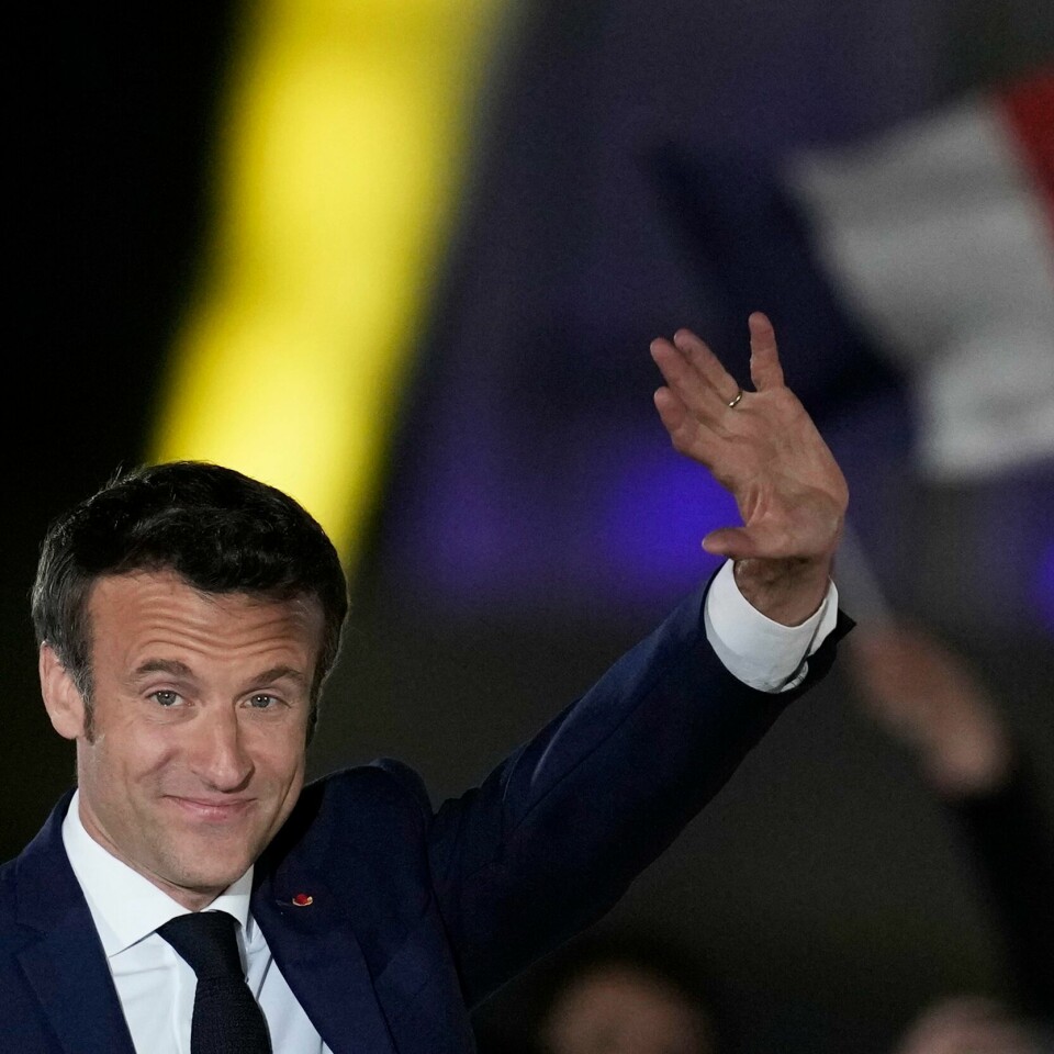 French President Emmanuel Macron celebrates with supporters in Paris, France, Sunday, April 24, 2022. Polling agencies projected that French President Emmanuel Macron comfortably won reelection Sunday in the presidential runoff, offering French voters and the European Union the reassurance of leadership stability in the bloc's only nuclear-armed power as the continent grapples with Russia's invasion of Ukraine. (AP Photo/Christophe Ena) Bildet viser Emmanuel Macron før han skal holde en tale. Han er valgt til president i Frankrike om igjen.