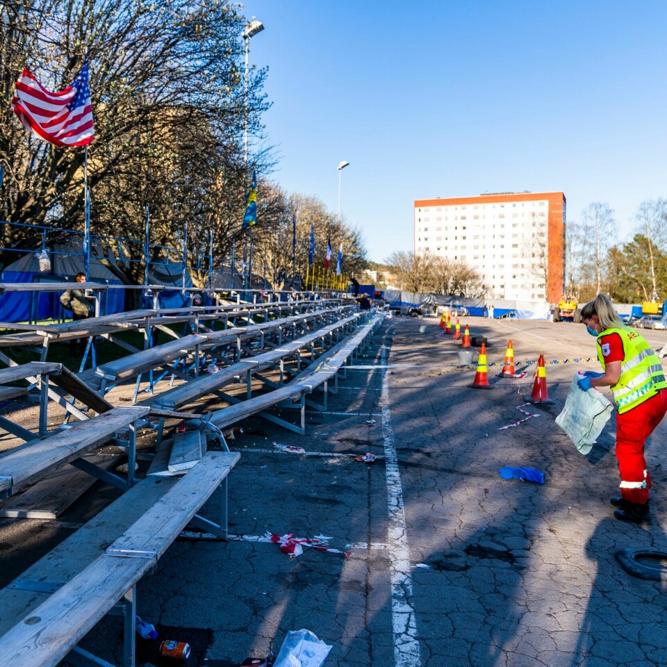 BILULYKKE: En bil kjørte inn i tribunen på Bjerkebanen søndag. Nå etterforsker politiet saken. Bildet viser tribunen på Bjerkebanen. En bil kjørte inn i tribunen på søndag. Nå etterforsker politiet saken.