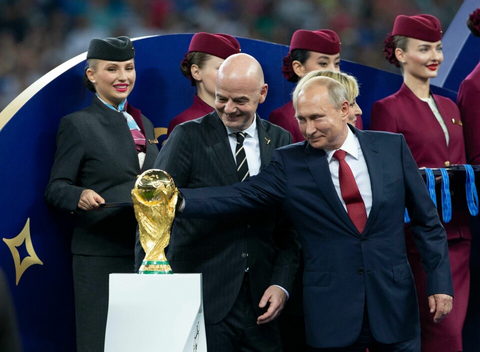 UTESTENGT: Russlands president Vladimir Putin tar på VM-pokalen etter finalen mellom Frankrike og Kroatia i Moskva for tre år siden. Russlands president Vladimir Putin tar på VM-pokalen etter finalen mellom Frankrike og Kroatia i Moskva i 2018. Her er han sammen med Fifa-president Gianni Infantino. Foto: Svein Ove Ekornesvåg / NTB