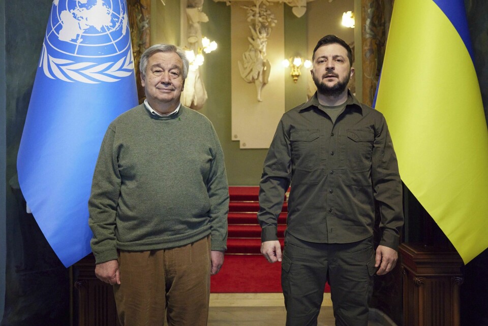 BESØK: FNs António Guterres besøkte Kyiv. Her er han med Ukrainas president Volodymyr Zelenskyj. Foto: Den ukrainske presidentens pressekontor / AP / NTB Bildet viser António Guterres og Ukrainas president Volodymyr Zelenskyj. Foto: Den ukrainske presidentens pressekontor / AP / NTB
