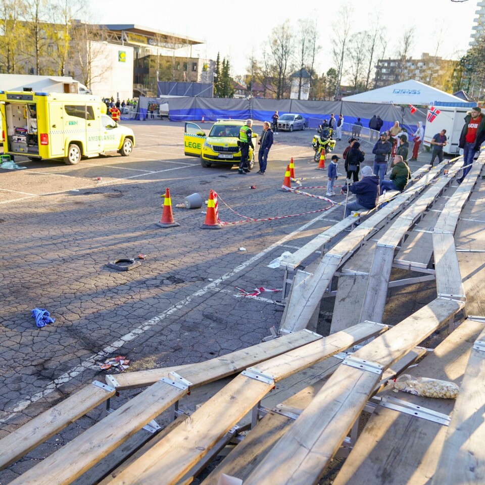 ULYKKE: En bil kjørte inn i en tribune under et show. Flere personer ble skadd søndag kveld. Bildet viser en skadd tribune. Foto: Håkon Mosvold Larsen / NTB