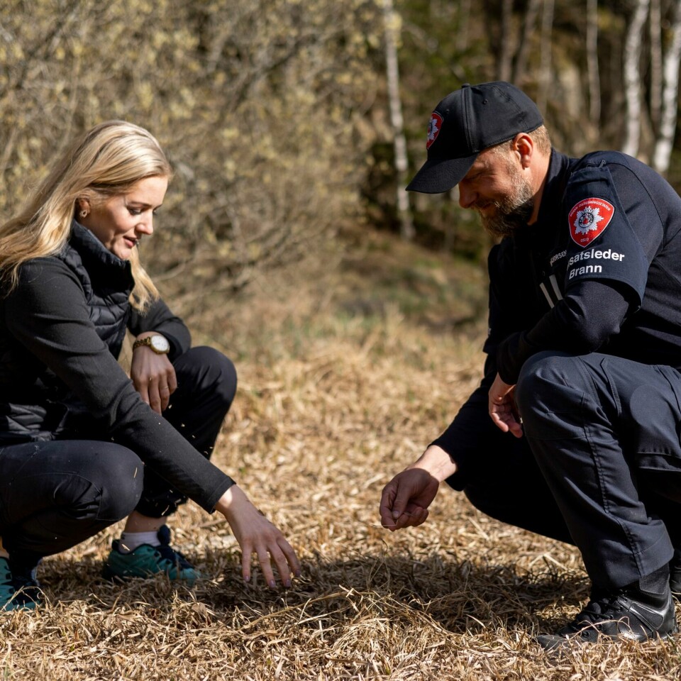TØRT: Det har regnet lite sør i Norge. Skogbunnen er knusktørr i Oslo. På bildet er justis- og beredskapsminister Emilie Enger Mehl og brigadesjef Knut Halvorsen. Han jobber i Oslo brann- og redningsetat. Bildet viser justis- og beredskapsminister Emilie Enger Mehl og brigadesjef Knut Halvorsen i Oslo brann- og redningsetat. De advarer mot uvanlig høy skogbrannfare i tida framover. Foto: Beate Oma Dahle / NTB