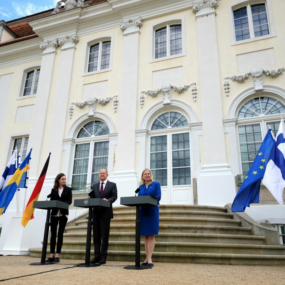 NATO: Olaf Scholz lovet Sverige og Finland sin støtte om de ville bli medlem. Scholz er statsminister for Tyskland. Tysklands statsminister Olaf Scholz lovet sin finske kollega Sanna Marin (t.v.) og Sveriges Magdalena Andersson full støtte dersom de søker om medlemskap i Nato da de møttes i Berlin tirsdag. Det er ikke ventet at noen Nato-land vil avvise søknader fra de to nordiske landene. Arkivfoto: Michael Sohn / AP / NTB