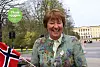 Bildet viser Oslos ordfører Marianne Borgen med norsk flagg og Slottet i bakgrunnen.