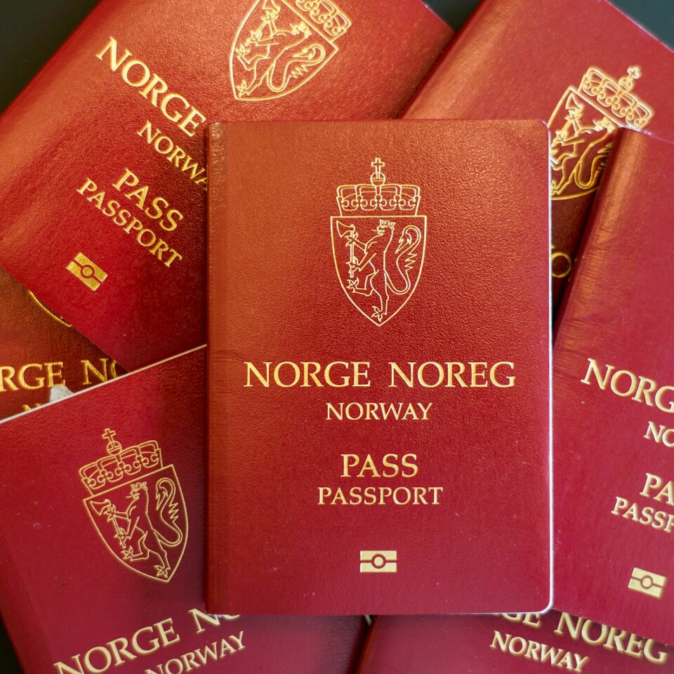HAST: Mange nordmenn håper å få nytt pass eller ID-kort før de skal på ferie i et annet land. Men nå haster det. For ventetiden vil bli lenger i tiden framover. Bildet viser norske pass. Rekordmange fikk norsk statsborgerskap i 2021.