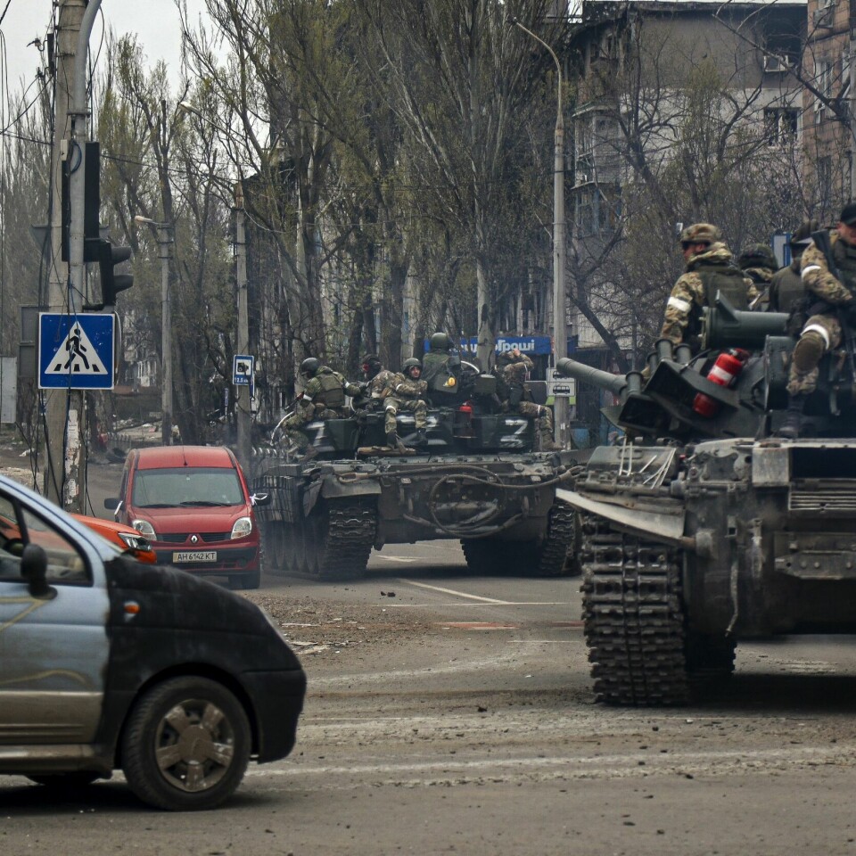 MILITÆR: Tanks fra Russland kjører gjennom byen Mariupol. Russiske styrker kjører gjennom gatene i Mariupol. Foto: Alexei Alexandrov / AP / NTB