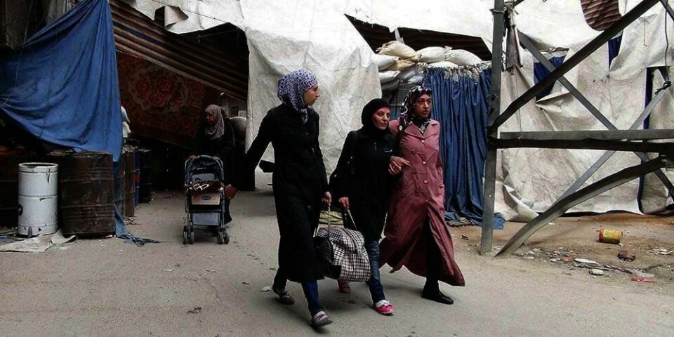 Mange tusen flyktninger fra Syria er i leire. Samtidig tar terrorist-gruppa IS flere byer i landet, slik at flere folk må flykte. Norge er delt i to om 10.000 flyktninger fra Syria skal få komme hit.