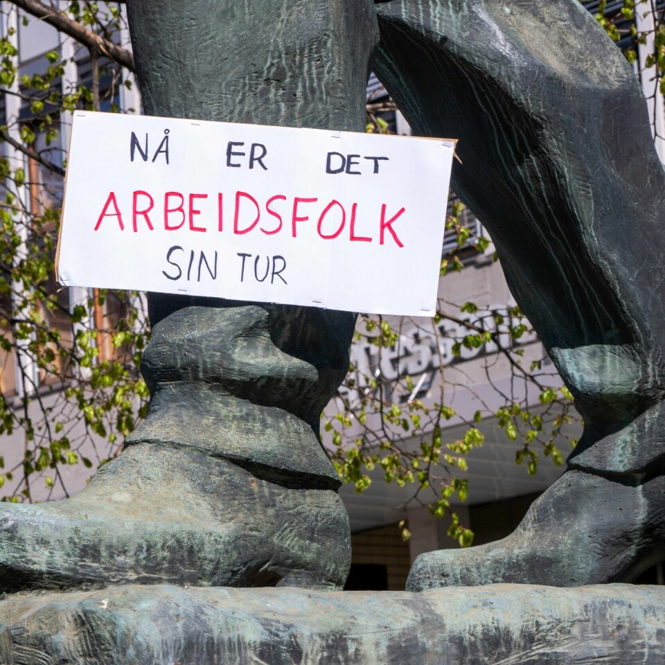 FORSKJELL: Det er flere som mener det er for store forskjeller i hva folk tjener de siste. Bildet er av Arbeiderstatuen på Youngstorget i Oslo. Det er fokus på beina til statuen og på en plakat med teksten 'Nå er det arbeidsfolks tur'. Foto: Terje Pedersen / NTB