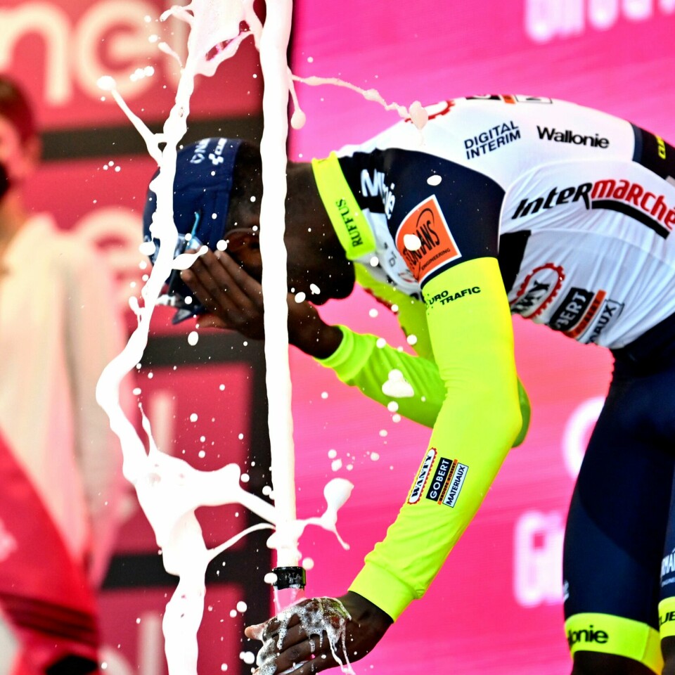 SKADD: Biniam Girmay lente seg over flasken og fikk korken rett i øyet da han feiret seieren. Biniam Girmay fikk en champagnekork i øyet da han feiret sin historiske etappeseier i Giro d'Italia tirsdag. Foto: Massimo Paolone / LaPresse / AP / NTB