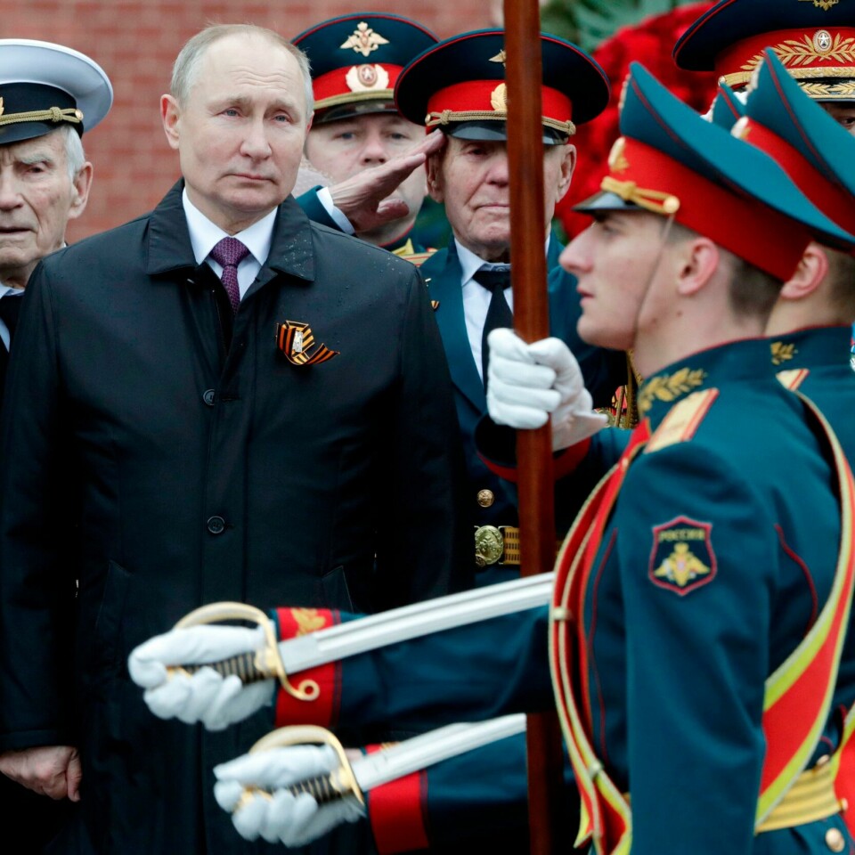 TRADISJON: Det er en årlig tradisjon med en stor militærparade i Moskva. Mange er spente på hva Putin vil si under årets parade. Bildet er av Vladimir Putin som står blant generaler og veteraner fra andre verdenskrig. Soldater marsjerer forbi. Foto: Mikhail Metzel / Sputnik / AP / NTB