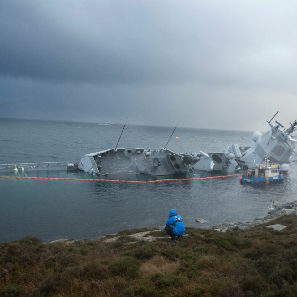 FORLIS: Helge Ingstad sank etter å ha kollidert med tankskipet Sola. Bildet er av skipet KNM Helge Ingstad. Det ligger delvis på siden etter kollisjonen. Bildet er tatt fra land. Foto: Terje Pedersen / NTB